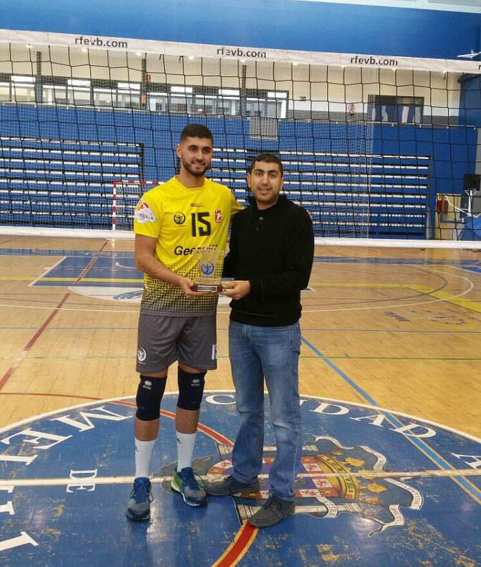 Abdel-Ilak Mohamed, presidente del Club Voleibol Melilla, entrega a Fran Iribarne el preciado galardón