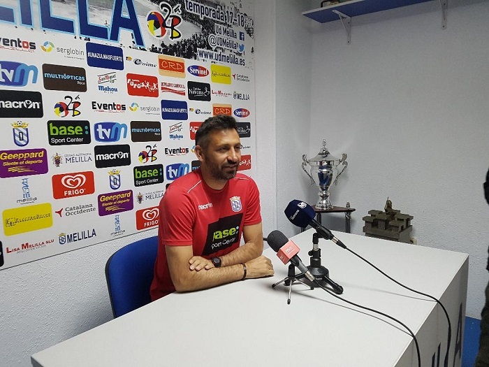 Manolo Herrero, entrenador de la U.D. Melilla, en su comparecencia ayer ante los medios de comunicación