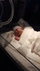 La pequeña Amira nació mientras su padre dirigía al Rusadir