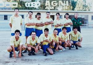 Equipo de la Guardia Civil - Patrona 1987 - Campo del Tesorillo - Alienación de pie de izqda. a dcha. 1.-Salvador (DEP), 2.-Espinosa, 3.-Ávila, 4.-Moto, 5.-Vicente, 6.-(X), 7.-Romero, agachados 8.-Vidal Torres Aguilar, 9.-Agustín Rioseras, 10.-Mariano Moya "Chirry", 11.-Marín, 12.-De la Cámara y 13.-Juan López Mayor (DEP).
