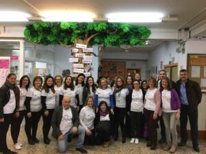 Imagen de familia de un numeroso grupo de profesores en las actividades del instituto