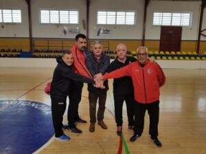 Javier Martínez posando junto a los integrantes del cuerpo técnico del primer equipo del club