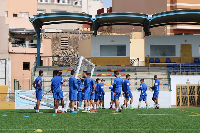 Los jugadores de la U.D. Melilla se preparan para iniciar el trabajo táctico en el Campo Federativo de La Espiguera