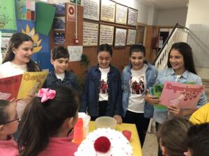 Un grupo de alumnos realizando un experimento científico explicado en lengua inglesa para otros alumnos del centro
