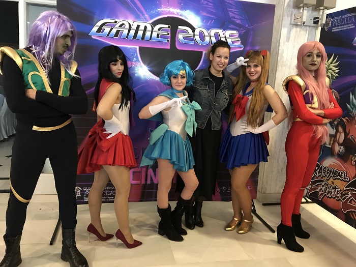 La viceconsejera junto a los animadores de Sailor Moon