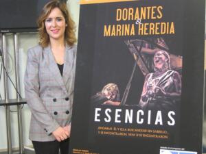 Paz Velázquez, junto al cartel anunciador