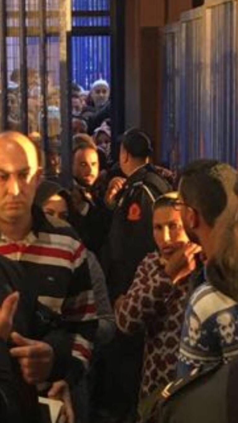 Foto de CPM en la que se ve a un policía marroquí regulando la entrada a Melilla, cerrando y abriendo la puerta española