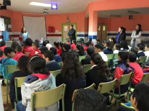 Momento de la intervención de la consejera de Cultura ante los estudiantes de 5 y 6º curso