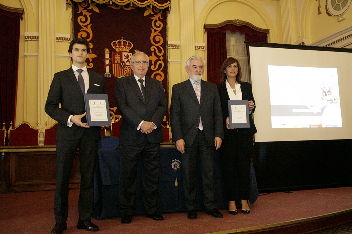 Juan José Imbroda junto a Darío Villanueva y Fadela Mohatar con los ejemplares del convenio