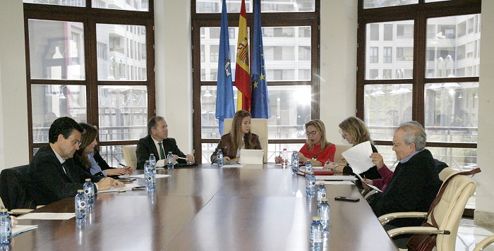 La reunión la presidió la senadora Sofía Acedo