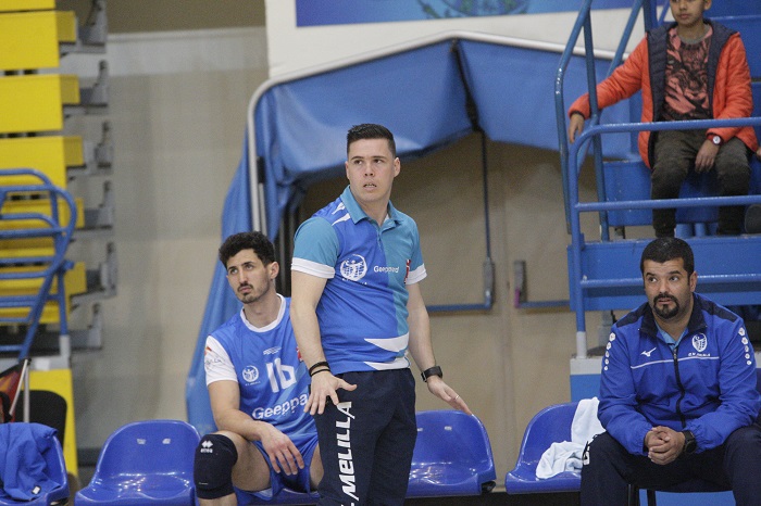 El entrenador del Club Voleibol Melilla, David Sánchez, dirigiendo al equipo en uno de los encuentros de la Superliga Masculina