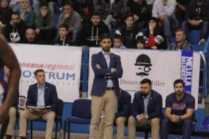 El entrenador del Melilla Baloncesto, enfadado tras la derrota
