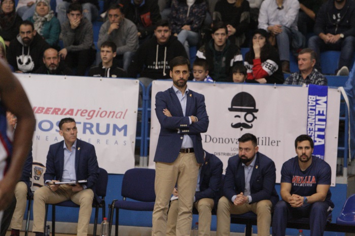El entrenador del Melilla Baloncesto, enfadado tras la derrota