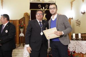 Gregorio Castillo entrega el galardón de Cautivo de Oro a Jesús Castejón
