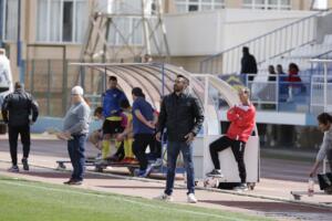 El entrenador de la U.D. Melilla, dirigiendo a su equipo en el partido ante el Écija Balompié