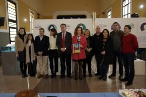 Autoridades junto al equipo docente del centro