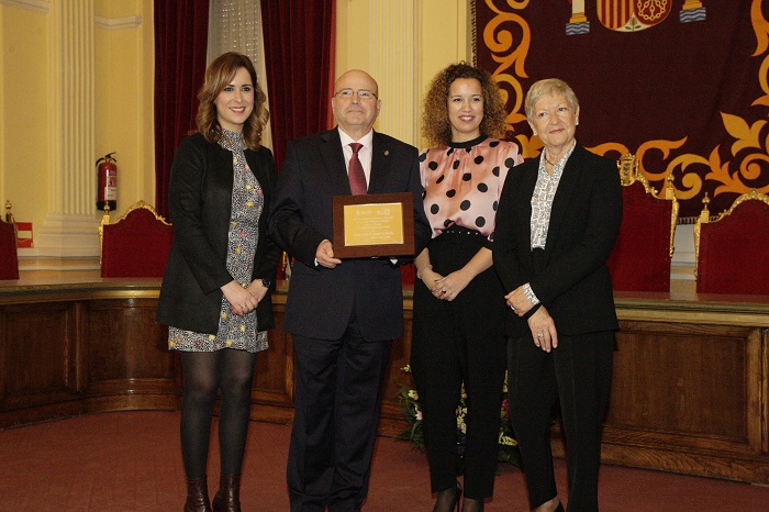 La vicepresidneta Velázquez, el homenajeado, la viceconsjera Moreno y Lourdes Carballa