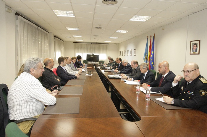Imagen de la última reunión de la presidenta de la CEME con Imbroda, el delegado del Gobierno y autoridades