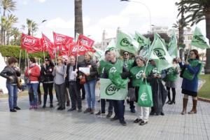 UGT y CSIF se concentraron frente a la Delegación del Gobierno ayer