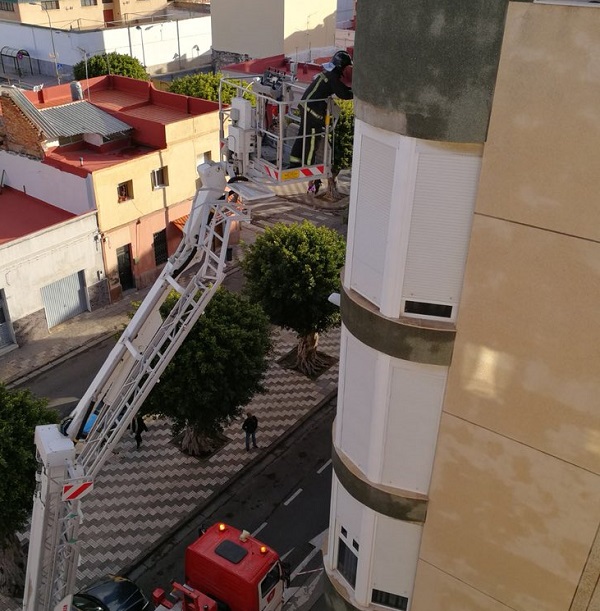Ayer hubo una caída de cascotes en un edificio de la calle Jiménez Iglesias