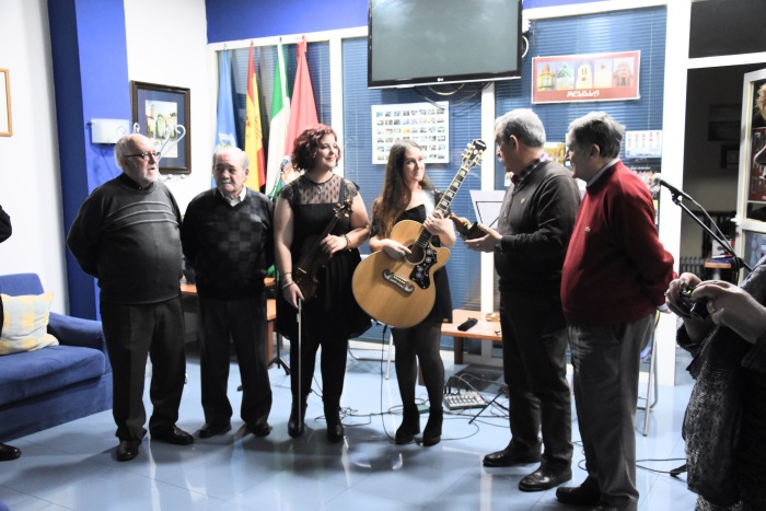 El grupo de música con directivos de la Casa en Granada