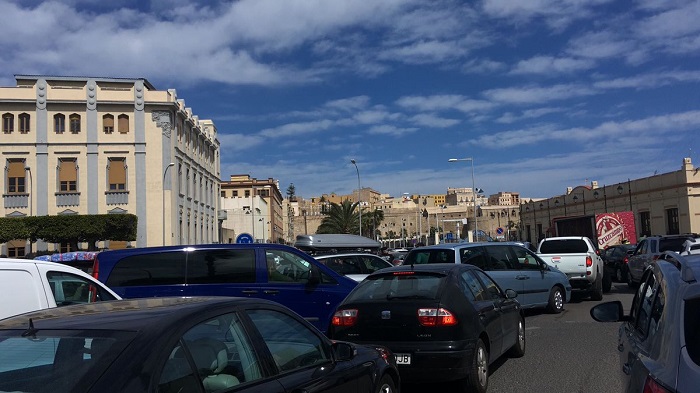 Ayer se formó una gran cola de vehículos que se dirigían al puerto de Melilla para embarcar