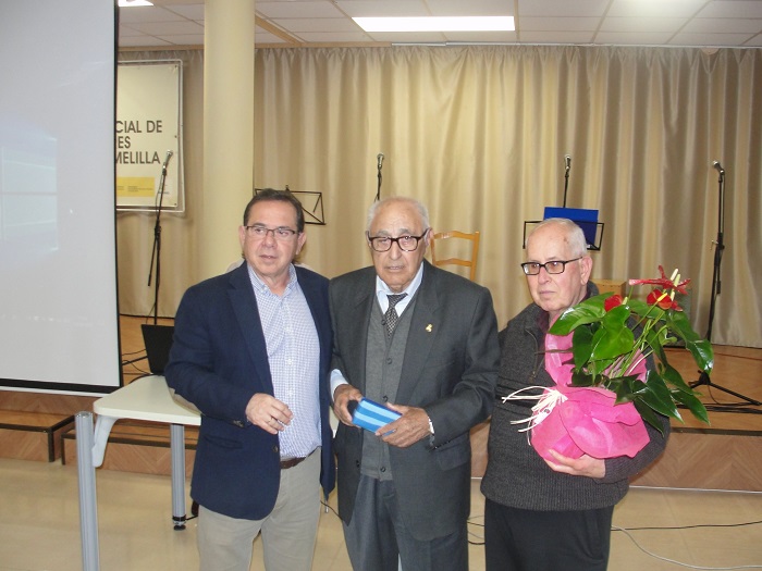 El director del Centro, Ramón Paque, hizo entrega de un obsequio al padre homenajeado, Francisco Ruiz Hidalgo