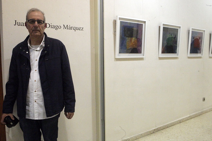 Imagen del artista Juan Antonio Diago en una de sus exposiciones en Melilla