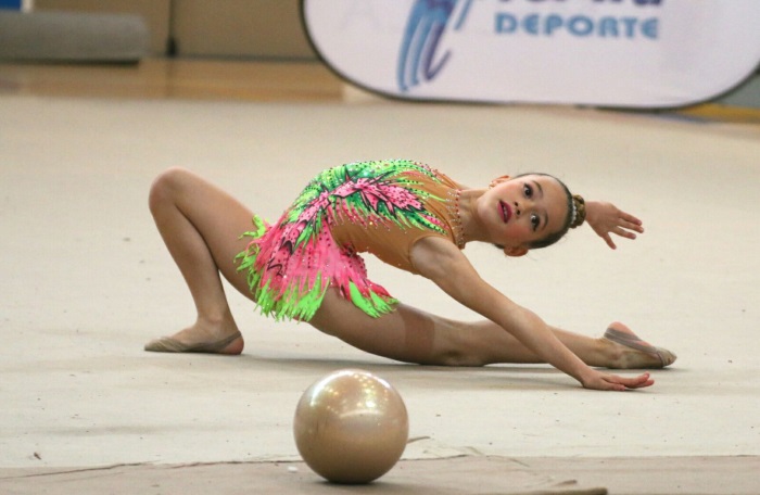 La gimnasta benjamín Diana Medina, en un momento de su ejercicio de pelota