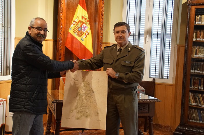 Donación de un plano original de Melilla por parte de Mimum Hammu-Wally al Centro de Historia y Cultura militar de Melilla
