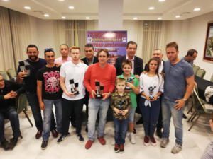 El delegado de la compañía ARMAS en Melilla, Manuel García, haciendo entrega de los premios a dos de los tres agraciados