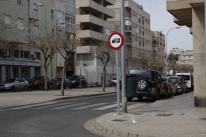 La entrada a calle Cataluña desde el Polígono Sepes también tiene señal