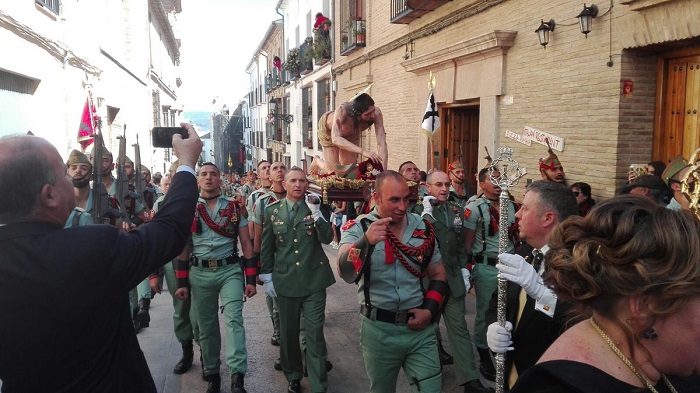 El jefe de la Brigada de la Legión, Martín Cabrero y el coronel Castilla Barea portando el Cristo