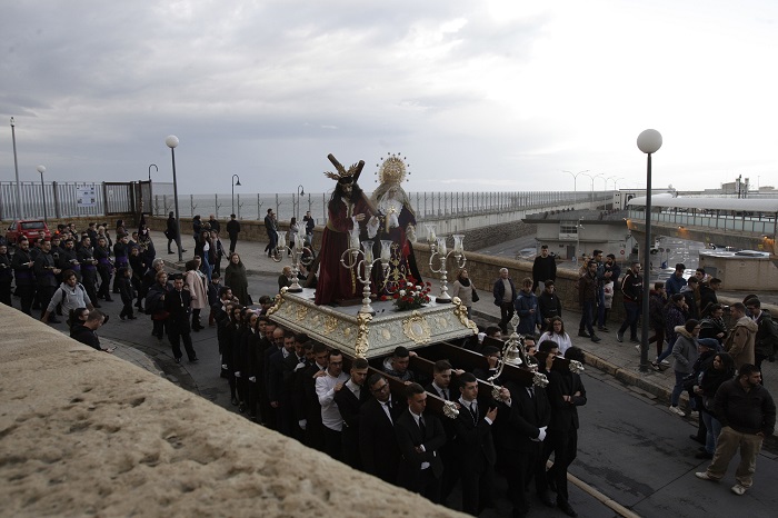 El traslado se ha convertido en toda una tradición de esta cofradía, la más antigua de Melilla