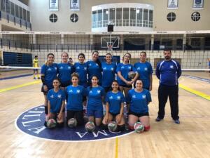 Plantilla de jugadoras del Club Voleibol Melilla, junto al entrenador Salim Abdelkader