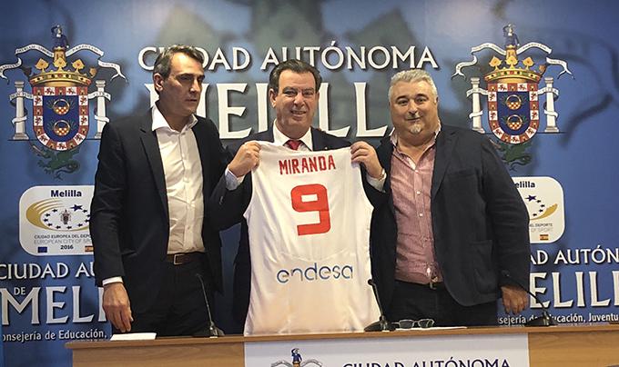 José Antonio Montero entregó una camiseta de España a Antonio Miranda