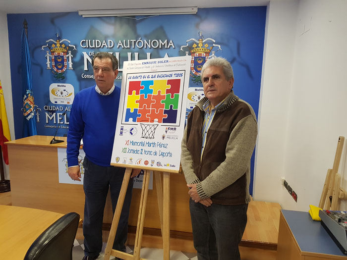 El consejero y el director del Colegio Enrique Soler posan junto al cartel del evento