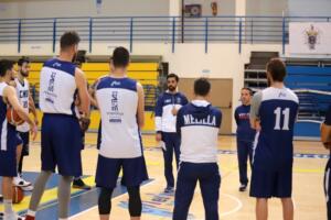 Alejandro Alcoba, como es habitual los lunes, mantuvo una charla con sus jugadores antes del inicio del entrenamiento