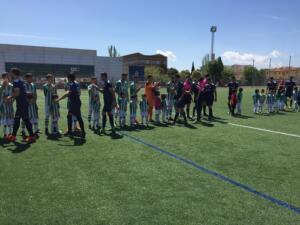 Imagen del saludo inicial entre los jugadores del Atarfe Industrial y del C.D.E. Melistar, en el encuentro disputado el pasado sábado en tierras granadinas
