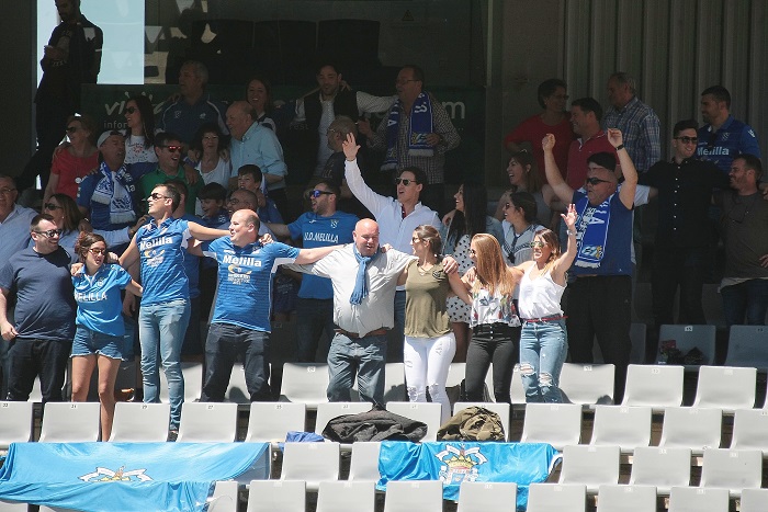Los aficionados de la U.D. Melilla, animando a su equipo a domicilio