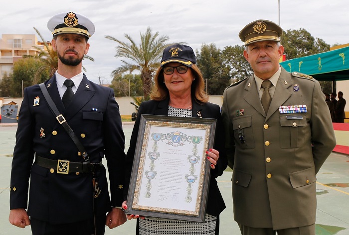 La delegada de Trasmediterránea en Melilla, nombrada “Cabo de Honor” de la Compañía de Mar