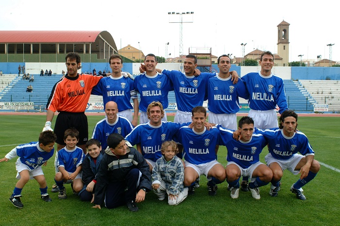 Once de la U.D. Melilla que ganó el primero de los duelos ante el Villanovense en la temporada 2003-04 por 3-2, con los goles de Mauri y Yamal, en dos ocasiones. El conjunto melillense formó con Balbuena, Redondo (Coronil, 14’), Mauri, Mohamed, Yamal, Ángel Luis, Gustavo, Guede, Capa, Francis Flores (Dani Vidal, 64’)y Dezzoti (Donoso, 82’)