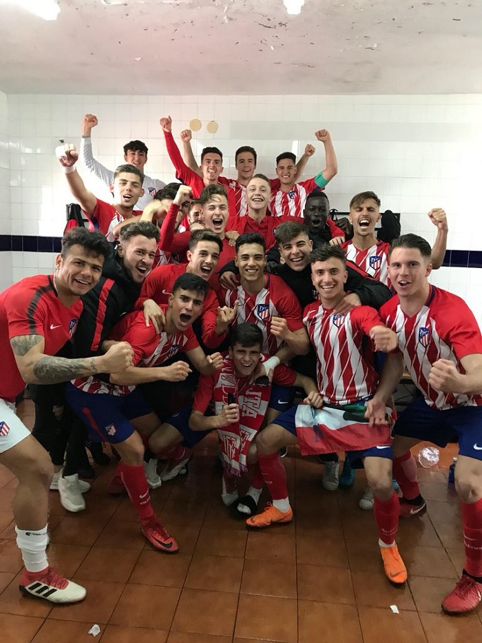 El delantero melillense celebra con la plantilla Juvenil del Atlético Madrid el título de Liga, conseguido en la matinal del pasado domingo en Almendralejo