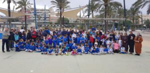 Foto de familia de los participantes en la jornada de ‘juegos en la calle’