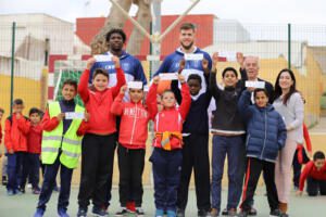 Los jugadores repartieron invitaciones para el encuentro de mañana ante el Sáenz Horeca Araberri