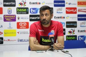 Manolo Herrero, entrenador de la U.D. Melilla, en su comparecencia ayer ante los medios de comunicación