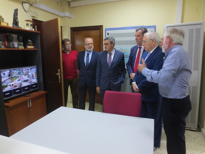 Imbroda visitó ayer el CEIP Eduardo Morillas, donde se han invertido 4.000 euros en las cámaras