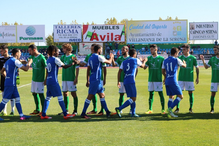 Saludo inicial, antes del encuentro, entre los jugadores del C.F. Villanovense y de la U.D. Melilla, en el partido de la primera vuelta