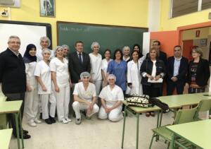 Calzado junto a los alumnos del módulo sanitario junto a profesores
