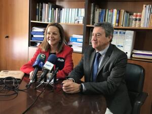 Alicia Benarroch, decana de la Facultad de Humanidades y el director provincial